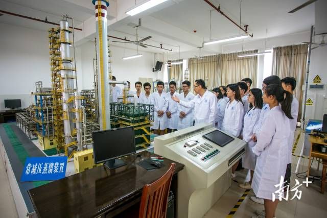 8d87d60de8d14534a528efed9b301ece_watermark.jpg 广东石油化工学院教授为学生讲解炼油常减压装置生产优化操作。