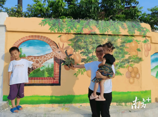 正值黄皮果丰收时节，河唇镇风梢村墙绘吸引游客打卡拍照。受访者供图