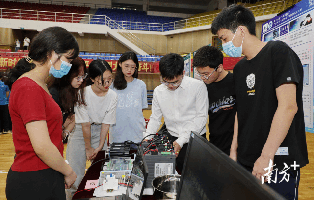 19d5e0d2bde04834b0b3f6d1a4c87861_watermark.png 肇庆学院学生备战第17届“挑战杯”课外学术科技作品大赛。