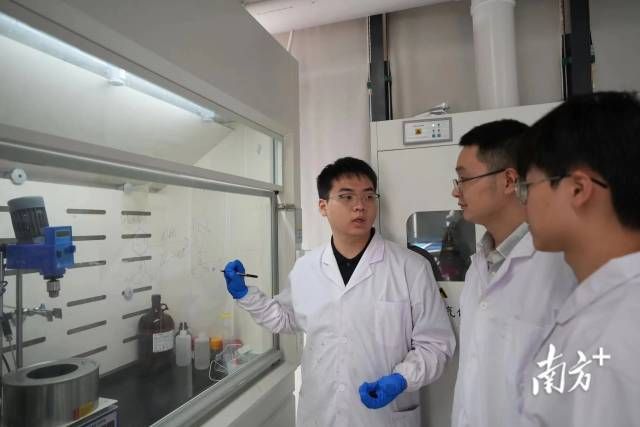 a749d90088ff4022bd8e33f60cdb8c5a_watermark.jpg 东莞理工学院学生团队正在做实验。