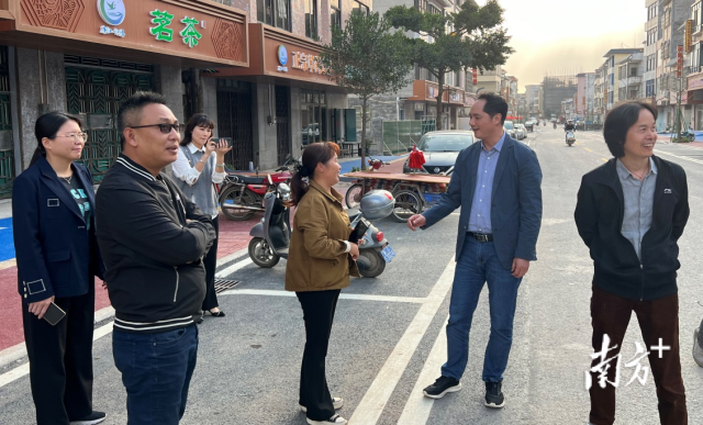 深入街道调研考察。