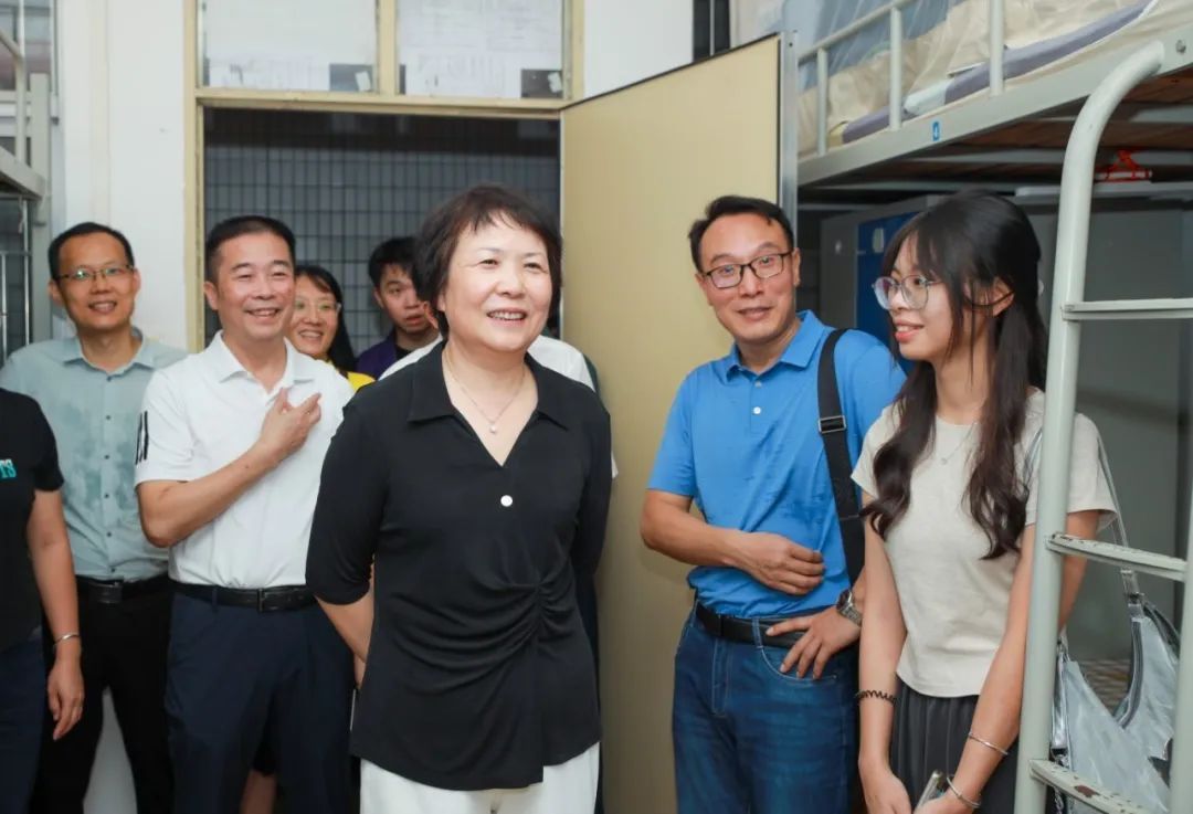 2党委书记兰艳泽走访新生宿舍-詹贤钊摄.jpg