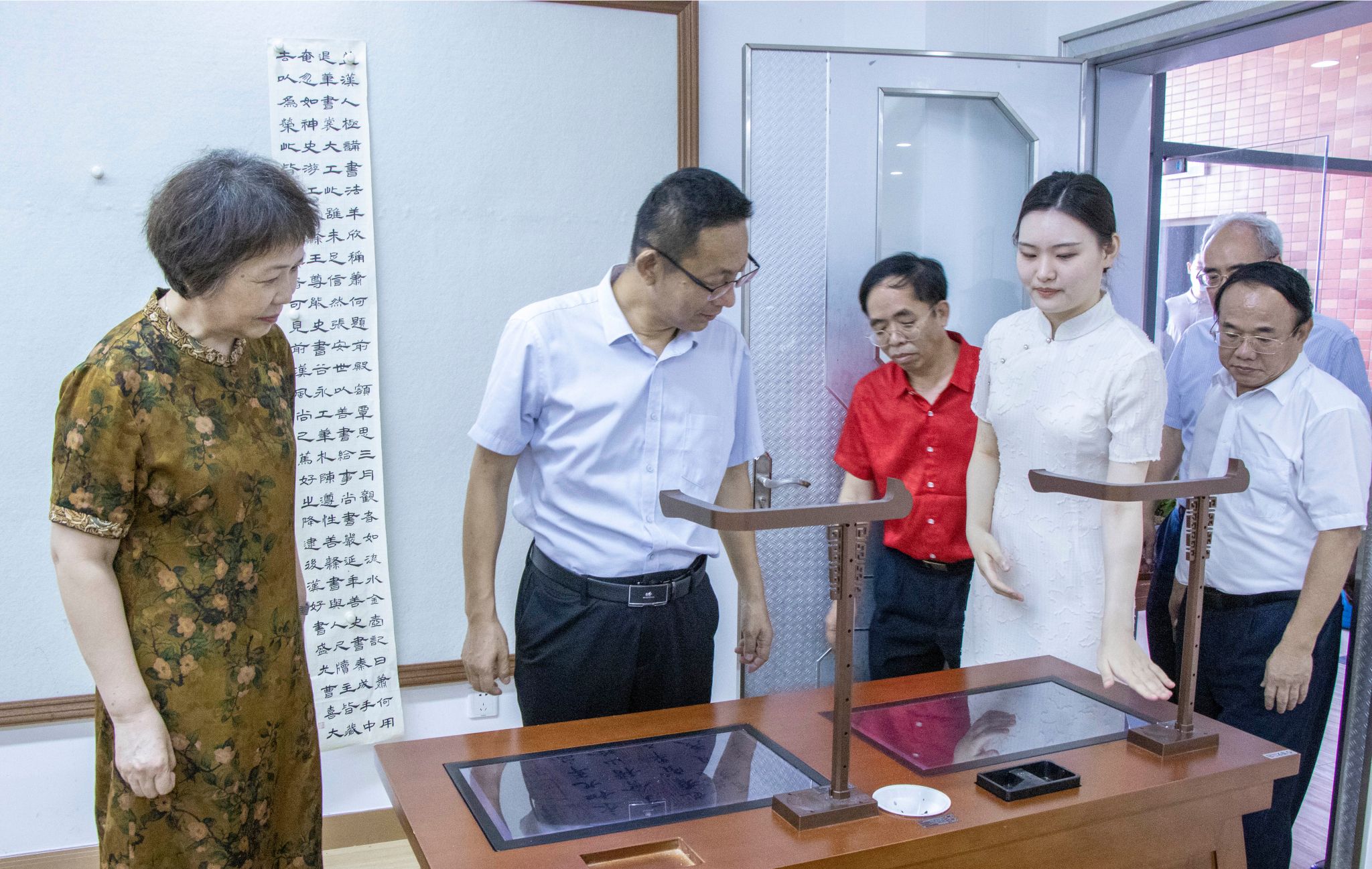 陈凯璇摄 参观教师技能实训中心(8).jpg