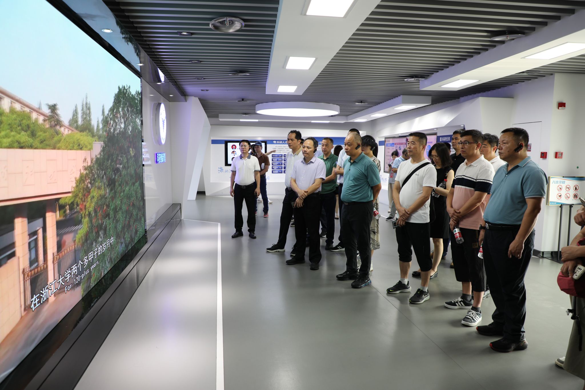 10 参观浙江大学科技馆.JPG