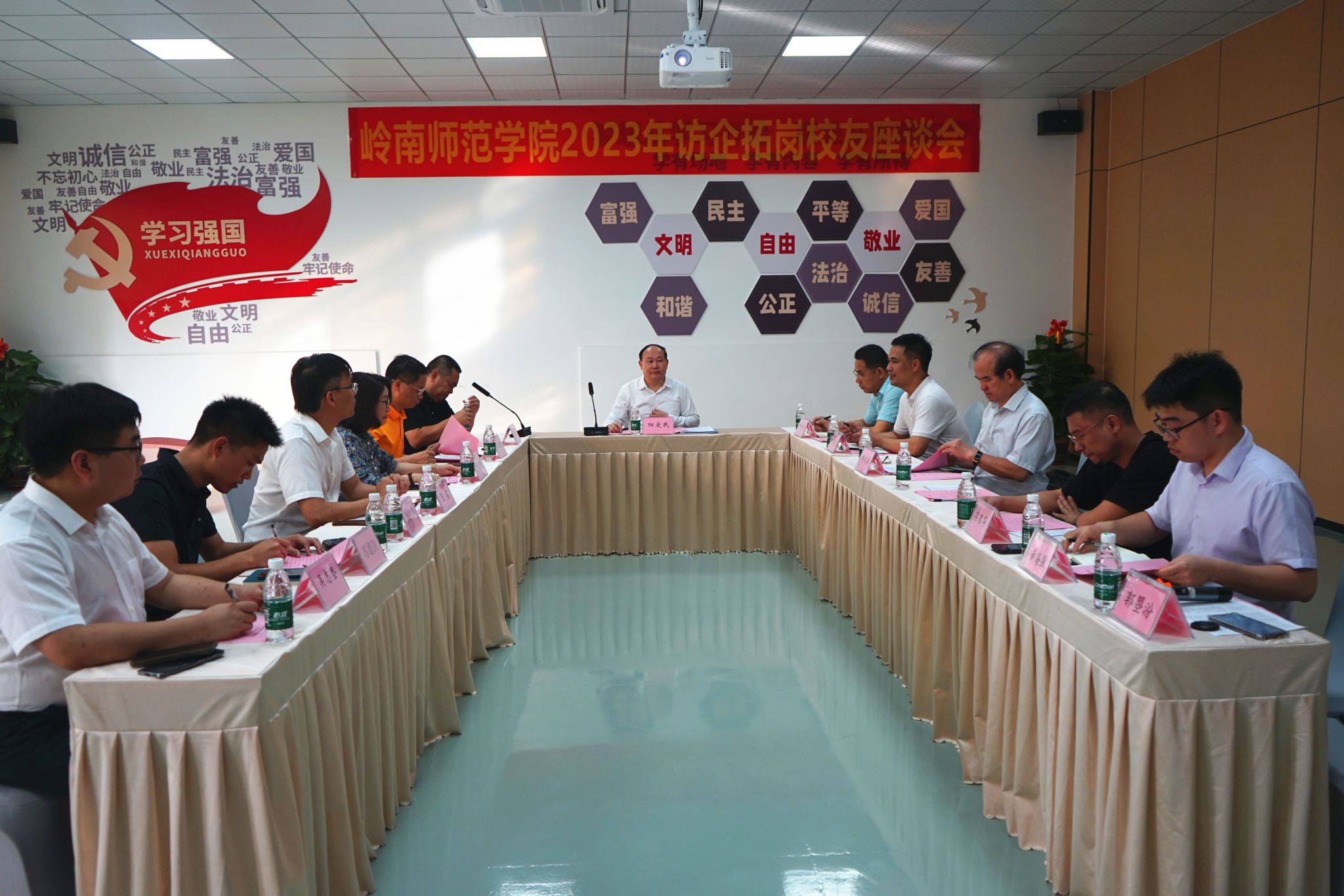 1.座谈会现场.JPG 1.座谈会现场.JPG